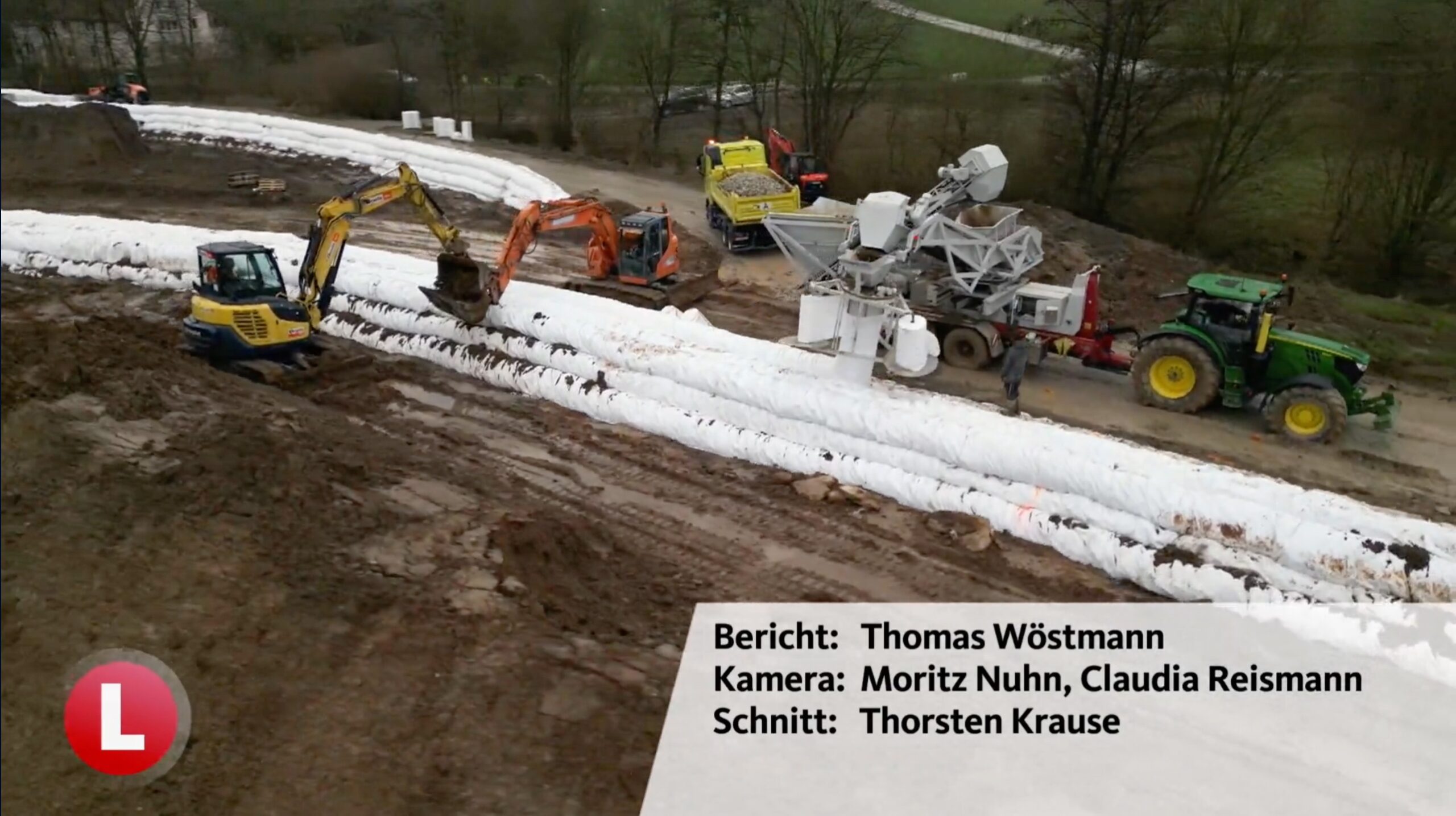 Mit Wickelschläuchen gegen das Hochwasser in Detmold-Klüt